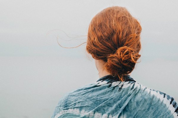 Les gestes et produits à éviter pour protéger vos cheveux