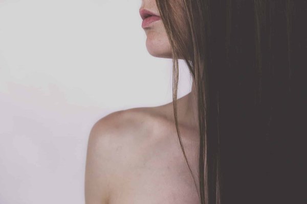 Conseils et astuces pour faire pousser vos cheveux plus vite et plus fort