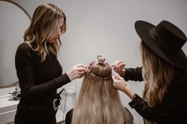 Quelles sont les techniques de coiffage et de finition pour réaliser sa coiffure ?